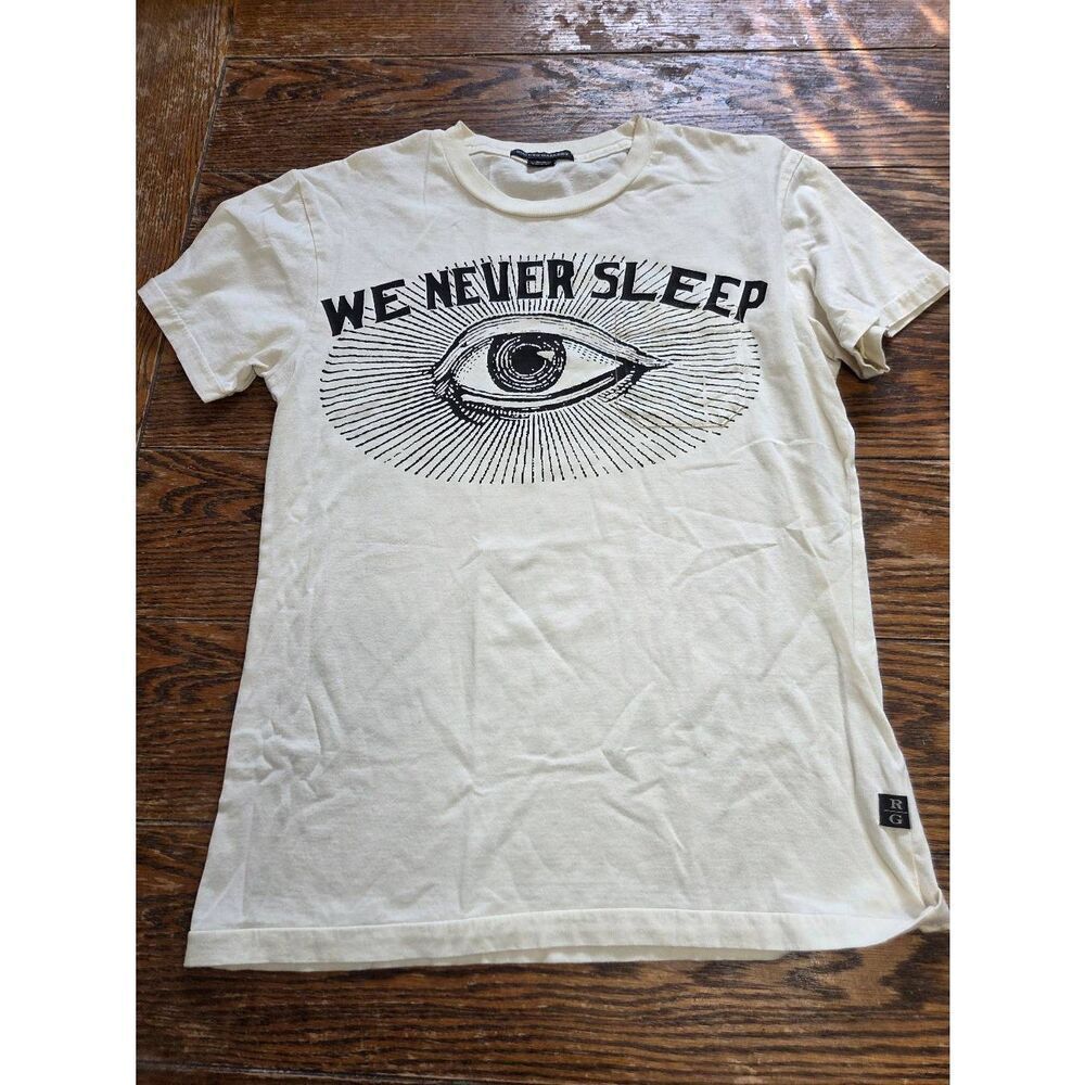 Rogues Gallery cream We Never Sleep Graphic tshirt sz Medium